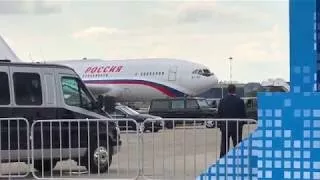 Путин подъехал на самолете прямо к трибуне на авиасалон МАКС 2017
