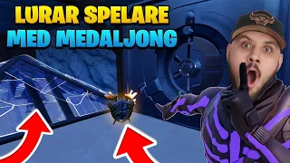 LURAR SPELARE MED MEDALJONGER I FORTNITE