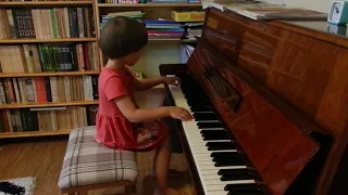 Марианна Лемешкина, 4 года. Э.Градески. "Задиристые буги"