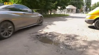 Через яму на перехресті вулиць Петлюри та Кісільова водіям доводиться виїжджати на зустрічну смугу