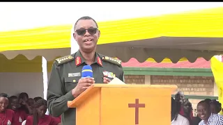 Gen James KABAREBE  Ati U Rwanda rutewe naba ba Bikira bafata Imbunda bakarurwanirira