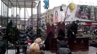 Видео публикую спустя год после Майдана.  Янукович в клетке на Крещатике