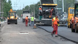 На Параджанова обмежили рух транспорту  та розпочали укладати перший шар асфальту