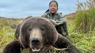 13 year OLD GIRL HUNTS BROWN BEAR - Stuck N The Rut 188