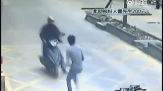 Thief steals iPhone phone. And stopped trucks driver. Kung Fu