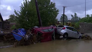 Alluvioni in Grecia, caduti oltre 400 mm di pioggia in 30 ore: auto ammassate e strade allagate
