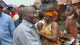 Humble Bawumia storms Nkurakan Market in the eastern regn to campaign ahead of Dec 7 massive crowd