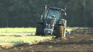 Valtra S354 tractor with Lemken Vari-Diamant on sandy soil