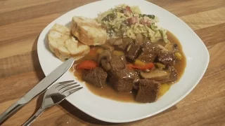 Rindergulasch mit Serviertenknödel von Bobsau