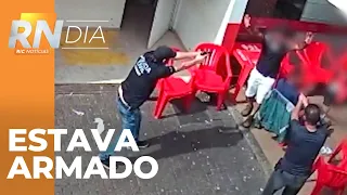 Homem tenta sacar arma durante abordagem policial