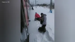 Пассажиров поезда высадили прямо в метровые сугробы в Алтайском крае.