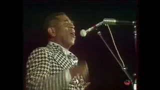 1975 - Dizzy Gillispie sings the blues w Oscar Peterson (Live Video)