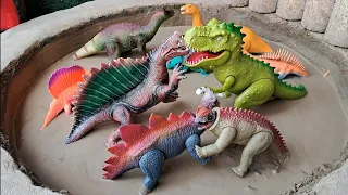 Dinossauros de Plástico Presos na Lama Triceratops Agustinia Edmontonia Edafossauro