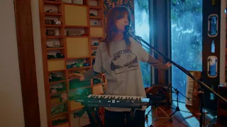 Angie McMahon - Making It Through (Treehouse Sessions)