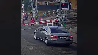 Kinder laufen über geschlossener Bahnschranken