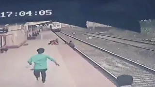 Railway worker saves child in India from oncoming train