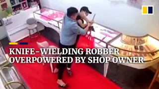 Knife-wielding robber overpowered by shop owner in China