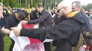 Витольда Ашурка похоронили под бело-красно-белым флагом