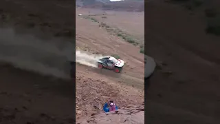 🇪🇦🚀 Carlos Sainz y Lucas Cruz vuelan con su Audi RS Q e-tron E2 en el Rally Dakar 2024 🔥 #shorts