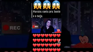 Maraisa beija Danilo Gentili