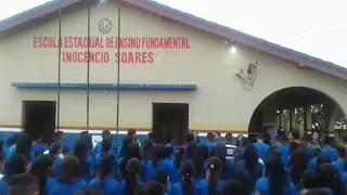 Alunos da Escola Inocêncio Soares Cantam o Hino Nacional em Primavera-Pa