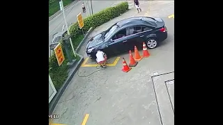 Car Theft in Malaysia; close your windows and lock car doors when inflating tyres