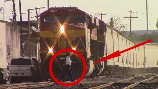 Hombre casi pierde su vida al intentar ganarle paso al tren! Tren coquero tira la emergencia!