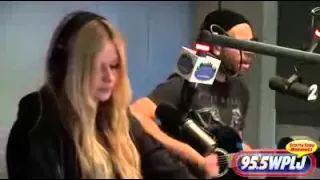 Avril Lavigne - Here's To Never Growing Up ( Acoustic Live )