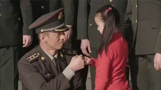 小女孩去軍區找爸爸，警衛不讓進，看到她爸出來後呆住了