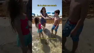 Cuando vas a la playa con mamá vs papá *no se preocupen Lorenzo sabe nadar 😁*