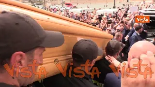 Funerali di Franco Di Mare, la bara tra gli applausi lascia la Chiesa degli Artisti a Roma