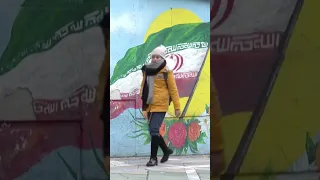 TROTZ SEXISTISCHEM ÜBERGRIFF: Frauen im Iran wegen offenen Haaren verhaftet | WELT #Shorts