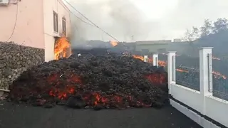 Lava de volcán destruye cientos de casas en La Palma