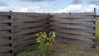 Simple and beautiful wooden fence with your own hands