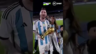 Lionel Messi shows off the World Cup to Argentina’s fans! 🏆