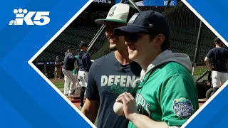 Seattle Mariners fan catches 'unbelievable' back-to-back foul balls