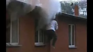 Женщина прыгнула из окна