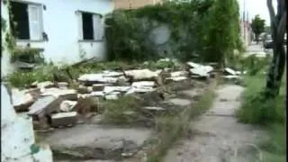 Chuva invade casas, causa estragos e abre crateras na cidade de Teresina