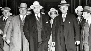 Al Capone leaving courthouse in Chicago (1931)