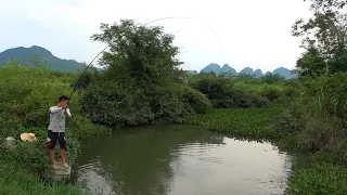 野钓：长满浓密水葫芦的河里，鱼口生猛上钩的都是大货，太过瘾了