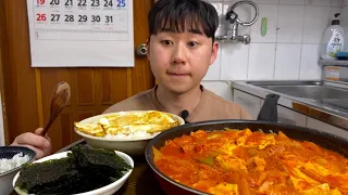 찐~한 김치찌개 푸짐하게 먹겠습니다 두부 빠졌으면 서운할뻔 했습니다 계란 3개 부쳤네요 먹방MUKBANG