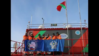 Поднятие флага СНГ в Антарктике