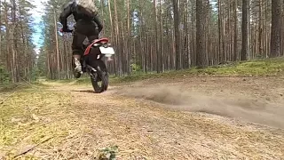 M1nsk Х250 валит на заднем колесе (slow motion)