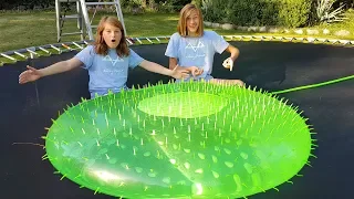 TRAMPOLIN vs RIESEN STACHEL WASSERBOMBE!