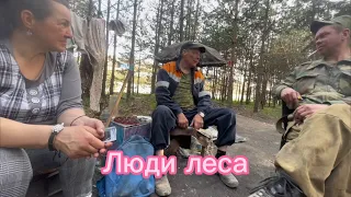 Люди на свалке. Лена в кругу друзей. Мусорщик