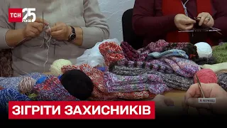 🧦 Ноги будуть в теплі! Жінки з Чернівців плетуть шкарпетки для військових на передову