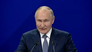 Владимир Путин: Мир избавляется от финансовой диктатуры, загоняющей страны в долги