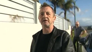 Phil Rudd flips out at cameraman after court appearance