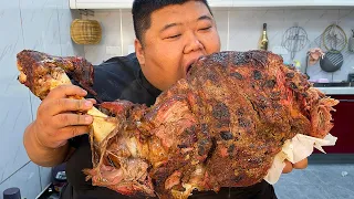 Buy a 22-jin beef leg for 600 yuan, and the whole one is grilled over charcoal fire. It's worth it!