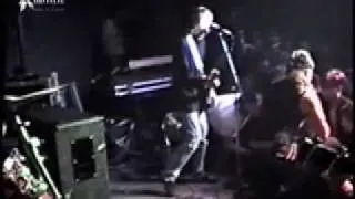 Nirvana-Kurt Cobain Stage Dive Fight (Love Buzz)